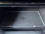 【ワイヤレスデバイスチャージング】スマートフォンなどの対応デバイスを置くだけで充電できるワイヤレスデバイスチャージングが搭載されています。車内のコンソール周りをすっきりと保つことができます。