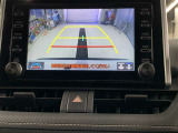 ディスプレイに後方の視界を表示し、車庫入れをサポート「距離目安線」「車幅延長線」およびステアリング操作に連動する「予想進路線」を画面に表示します。※必ず車両周辺の安全を直接確認してください。