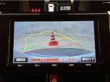 バックガイドモニター付きです。車の後方に小型カメラが付いており、バックする際の後方の様子をモニター上に表示します。