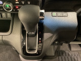 CVT車のセレクトレバーです。低速から高速まで、変速ショックのないスムーズな走りを実現するとともに、エンジン効率のよい領域を維持することで燃費にも貢献します。