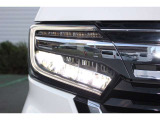 9灯式フルLEDヘッドライトで夜間走行の視認性も高く、先行車や対向車を検知し、安全性と安心感を向上させています。