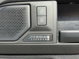 【MERIDIANサラウンドサウンドシステム】低音から高音までをクリアに再現し車内に臨場感溢れる音響空間を提供致します。