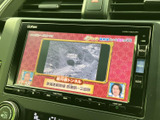 停車中にテレビ番組を画面で視聴でき、休憩時間の過ごし方が広がります。映像と文字情報が表示される画面で、音量などの調整も本体まわりから行える構成です。