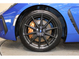より大きく見えるデザインの純正18インチアルミホイール+215/40R18タイヤ。フロントブレーキはブレンボ製4ポッドキャリパー。