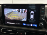リバースギアに入れるだけで後方の表示へ切り替わります。夜間や雨の日の駐車も楽になりますよ。
