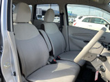 明るい色調のシートとドア内張りで、運転席まわりに開放感があります。座面と背もたれにはゆとりが感じられ、前方やサイドの窓から周囲を見渡しやすい室内です。