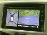 車両周辺を俯瞰した映像と後方の映像を表示し、駐車時の周囲確認をサポートします。画面上のガイドも目安にでき、狭い場所での駐車や切り返しに役立ちます。
