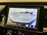 リバースギアに入れるだけで後方の表示へ切り替わります。夜間や雨の日の駐車も楽になりますよ。