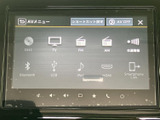 ディスクやテレビ、ラジオなど、複数のメディアを画面から選べます。項目ごとにアイコンで表示されているため内容を把握しやすく、音楽や情報を楽しみたい日常の移動をサポートします。