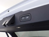 パワーテールゲート(ハンズフリー・オープニング/クロージング機構付) を装備しており、両手が荷物でふさがっていてもキーを所持していれば開閉できます。