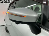 【ウィンカー付きドアミラー】ドアミラーは車幅の最も外側に位置するため、横や斜め後ろから接近する車両や歩行者にも方向指示が伝わりやすくなります。