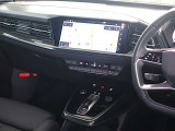 内装はシンプルに使い勝手を考え作られています。お車を運転する感覚をダイレクトに体感して頂けます。室内も広くロングドライブにも快適にお過ごしいただけます。