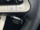 クルーズコントロール機能が付いています。 速度を設定するとアクセルを踏まなくても一定の速度で走ることができます。  高速道路ではとても便利な装置なんです。