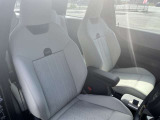 人間工学に基づき設計されたMINIのシートは、ロングドライブでも快適さを維持しつつ、スポーティな走行時には身体をしっかり支え、優れたホールド感と走行安定性を提供します。