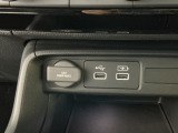 【左右独立オートエアコン】左右席で独立温度コントロールが可能です。運転席はキンキンに冷やして助手席はマイルドにと言った設定が可能です☆暑さ寒さでケンカすることもなくなりますね♪