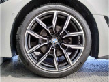 【BMWアロイホイル】軽量かつ強度に拘ったアロイホイル。走行性能ポテンシャルを引き出す設計。車の足元を引き締めてくれる大きなポイントはアロイホイルです。