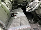落ち着いた色合いのシートに柄があしらわれ、座席まわりはすっきりとまとまっています。運転席側からの視界も広く感じられ、前席で過ごす毎日の移動を心地よく支えてくれます。