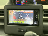 テレビ番組を画面で視聴できる装備を備えています。お出かけ先での休憩中など、停車時に映像を楽しめるのがうれしいポイント。日常の待ち時間にも活用いただけます。