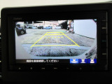 バックカメラの画像です。ガイドラインがスムースな車庫入れをサポートいたします。車庫入れの安心感がアップしますね。