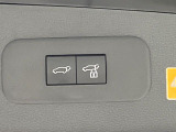 【パワーバックドア】スマートキーや運転席のボタンを押すだけでリアゲートが自動で開閉します!荷物を持っている時や、高い位置にあるバックドアを閉める際に便利な機能です♪