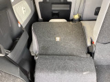 リアシートは簡単に倒すことができるので、ラゲッジルームも広がります。