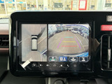 車両周辺を複数の視点で確認できるモニター表示を採用。画面上のガイドラインも目安になり、駐車時や狭い場所での切り返しなど、周囲の確認をサポートします。