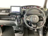 【ハンドル】運転にかかわる様々な操作を安全に行えるように視点移動が少なく操作性に配慮されたスイッチ類が凝縮されたコックピットです。