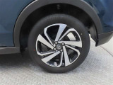 車両のデザインにマッチした純正アルミホイールを装着しています。