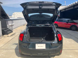 【トランクルーム】全面をファブリック処理し荷物に傷がつくのを防ぎます。ラゲージルーム照明を装着。背もたれをほぼ水平まで倒すことが出来ます。大きな荷物の収納にも便利です。