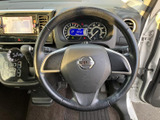 握りやすい形状で、運転席に座ったまま自然な姿勢でハンドルを保持できます。メーターや周辺の操作部にも手が届きやすく、毎日の運転で扱いやすさを感じていただける運転席まわりです。