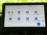 画面には天気やニュース、インターネットなどのメニューが並び、タッチ操作で選びやすい構成です。お知らせや各種サービスにもアクセスでき、日々の移動をサポートする便利な機能がそろっています。
