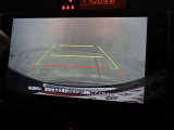 バックモニター付き。車両後方の映像を画面に表示し、駐車などの後退操作をサポートします。