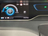視認性に優れたメーターを採用しており、走行中でも車速や情報が分かりやすく表示されます。運転時の視線移動をむりのない範囲に抑え、快適で安心感のあるドライブをサポートします。