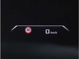 【ヘッドアップディスプレイ】現在の車速表示や目的地へのルート案内やメディア関連のリストを表示する事が可能です。視線移動を減らす事によりドライブに集中して頂けます。