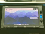 音源情報と時刻が画面に表示され、脇や下部には操作ボタンを配置。表示を見ながら扱いやすく、日々の音楽再生を便利にサポートします。