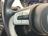 ステアリングにオーディオ操作スイッチが付いています。オーディオ画面に直接タッチしなくても操作が出来ますので、運転に集中できます。