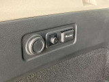 ラゲッジスペースの横には電源コンセントも設置しております。
