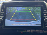 後方の映像に加えて進路の目安となるガイド線が表示され、駐車時に車両周囲を確認するのに役立ちます。目視で周囲も確かめながら、ゆっくりと後退操作を行えます。