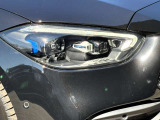メルセデス・ベンツのヘッドライトはヘッドライトをいち早く点灯させ、周囲に対して自車の存在をアピールし、被視認性を高めて交通事故を減らそうという考えなのです。これこそが、メルセデスの安全哲学です。
