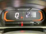 速度や燃料残量などの情報がひと目で確認しやすく、日々の運転をサポートするメーターまわりです。表示がまとまり、走行中も必要な情報を把握しやすい配置となっています。