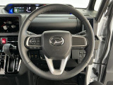 【サンバイザー】車内で身だしなみを整えるためのバニティミラーがセット。お化粧直しや髪型のチェックに活用できます。