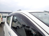 雨の日の換気に便利なドアバイザー付き!