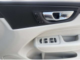 シートメモリー機能を搭載しており、2パターン記憶させておくことが出来ます。運転者が変わりシートを動かした後などボタン一つで元に着座位置に戻すことが出来ます。