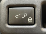 【パワーバックドア】スマートキーや運転席のボタンを押すだけでリアゲートが自動で開閉します!荷物を持っている時や、高い位置にあるバックドアを閉める際に便利な機能です♪