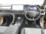 運転席からの視界はこんな感じです☆お気軽にご来店いただき、実際に座って是非お確かめください。ドライバーに寄り添う快適な操作フィールをもたらすステアリングです。