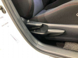 運転席シート座面は上下アジャスター付きです。お好みの位置に調整可能です。