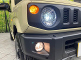 【LEDヘッドライト】悪天候や夜間走行時も良好な視界を確保し安心して運転できる高輝度LEDヘッドライトを装備!点灯速度が早く、消費電力も抑えられています。