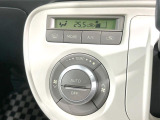 【オートエアコン】一度お好みの温度に設定すれば、車内の温度を検知し風量や温度を自動で調整。暑い&hellip;寒い&hellip;と何度もスイッチ操作をする必要はありません。快適な車内空間には必須の機能ですね♪