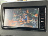 画面でテレビ番組を視聴できる装備です。停車中の休憩時間などに映像を楽しめるため、お出かけ先でひと息つきたい場面にも活用いただけます。視聴は停車中にお楽しみください。