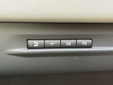 【メモリー機能付き電動シート】3パターンまでシートの位置を記憶させることができます。これで家族間でもスイッチ一つで自身の椅子の位置にセットできます。